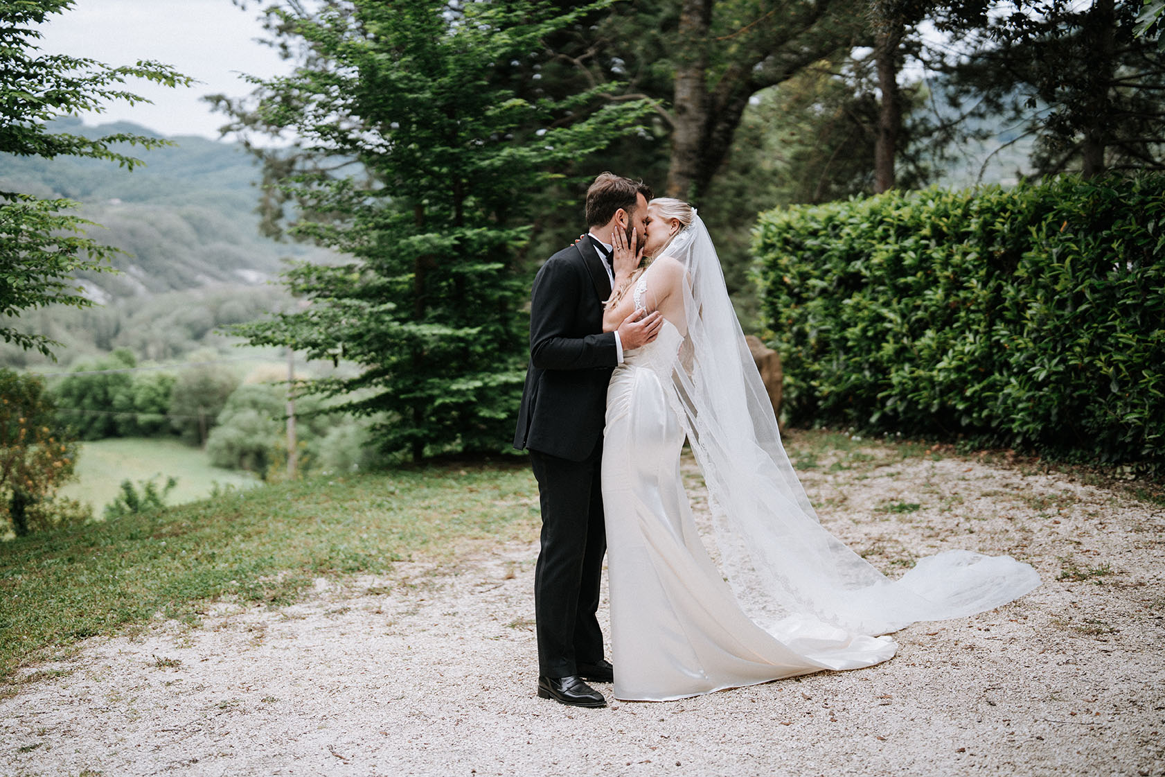 Destination wedding in Umbria, Italy, photographed by New Zealand and Europe based wedding photographer Meredith Lord